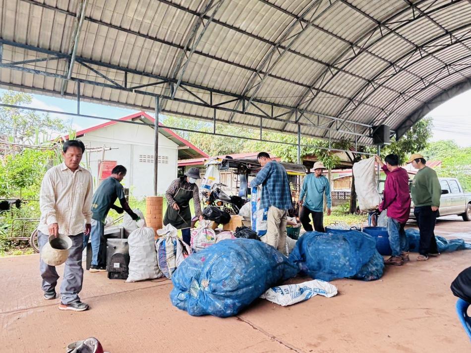 สำนักปลัด องค์การบริหารส่วนตำบลบะฮี ออกรับซื้อขยะรีไซเคิลในตำบลบะฮี  ตามโครงการธนาคารขยะองค์การบริหารส่วนตำบลบะฮี 