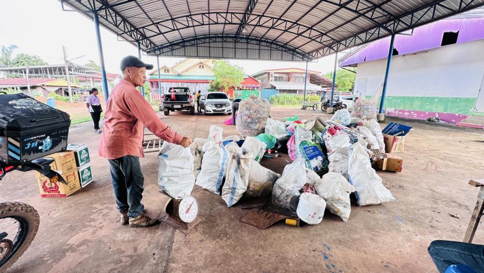  ✨วันที่ 22  กันยายน  2568 เวลา 09.00 น. สำนักปลัด องค์การบริหารส่วนตำบลบะฮี ออกรับซื้อขยะรีไซเคิลในตำบลบะฮี  ตามโครงการธนาคารขยะองค์การบริหารส่วนตำบลบะฮี ดังนี้        - สายที่ 1  ณ ศาลาอเนกประสงค์ บ้านสร้างหิน  หมู่ที่ 3       - สายที่ 2  ณ ศาลาอเนกประสงค์  บ้านนาตากาง  หมู่ที่ 4  และศาลาอเนกประสงค์  บ้านนาตากางเหนือ  หมู่ที่ 9        ✨ผลการออกรับซื้อขยะรีไซเคิล มีสมาชิกธนาคารขยะ อบต.บะฮี นำขยะรีไซเคิลมาขาย เปลี่ยนขยะให้เป็นรายได้และส่งเสริมพฤติกรรมการออม  โดยสมาชิกนำเงินที่ได้ไปฝากในบัญชีออมทรัพย์ของธนาคารขยะ ซึ่งเงินที่ได้จากการขายขยะนี้สามารถถอนนำไปใช้จ่ายตามความต้องการของสมาชิก เช่น การซื้อของใช้ และการให้สวัสดิการฌาปนกิจสงเคราะห์